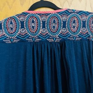 Lightweight topper with patterned shoulder print size 3 Maurice’s